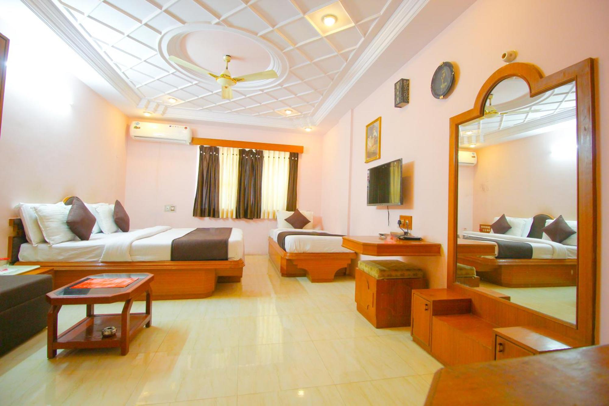 Hotel Upasana Rajkot Bagian luar foto