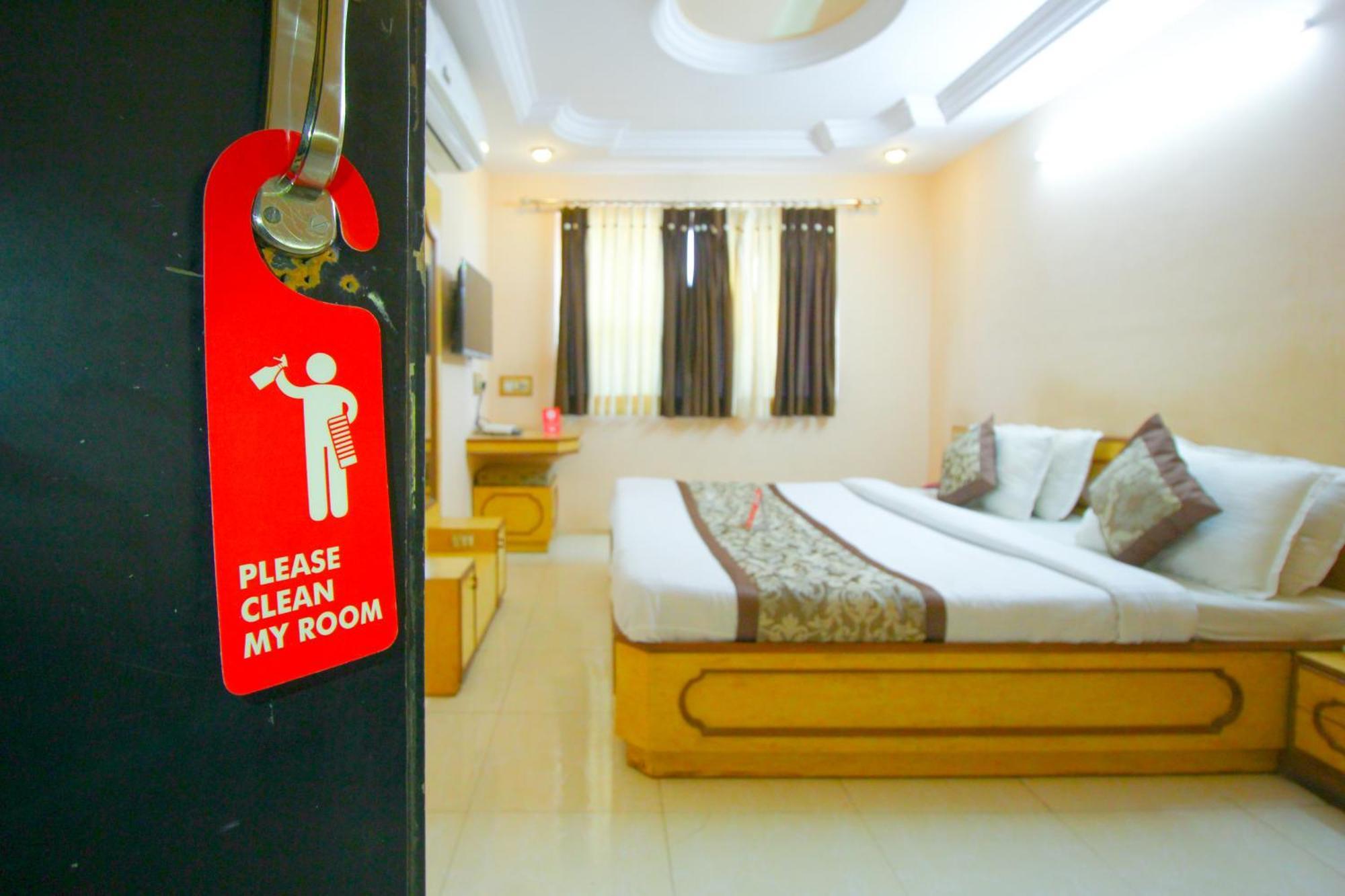 Hotel Upasana Rajkot Bagian luar foto