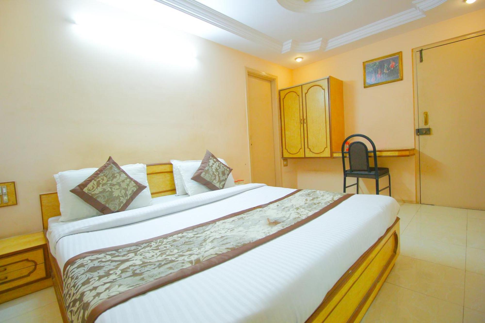 Hotel Upasana Rajkot Bagian luar foto