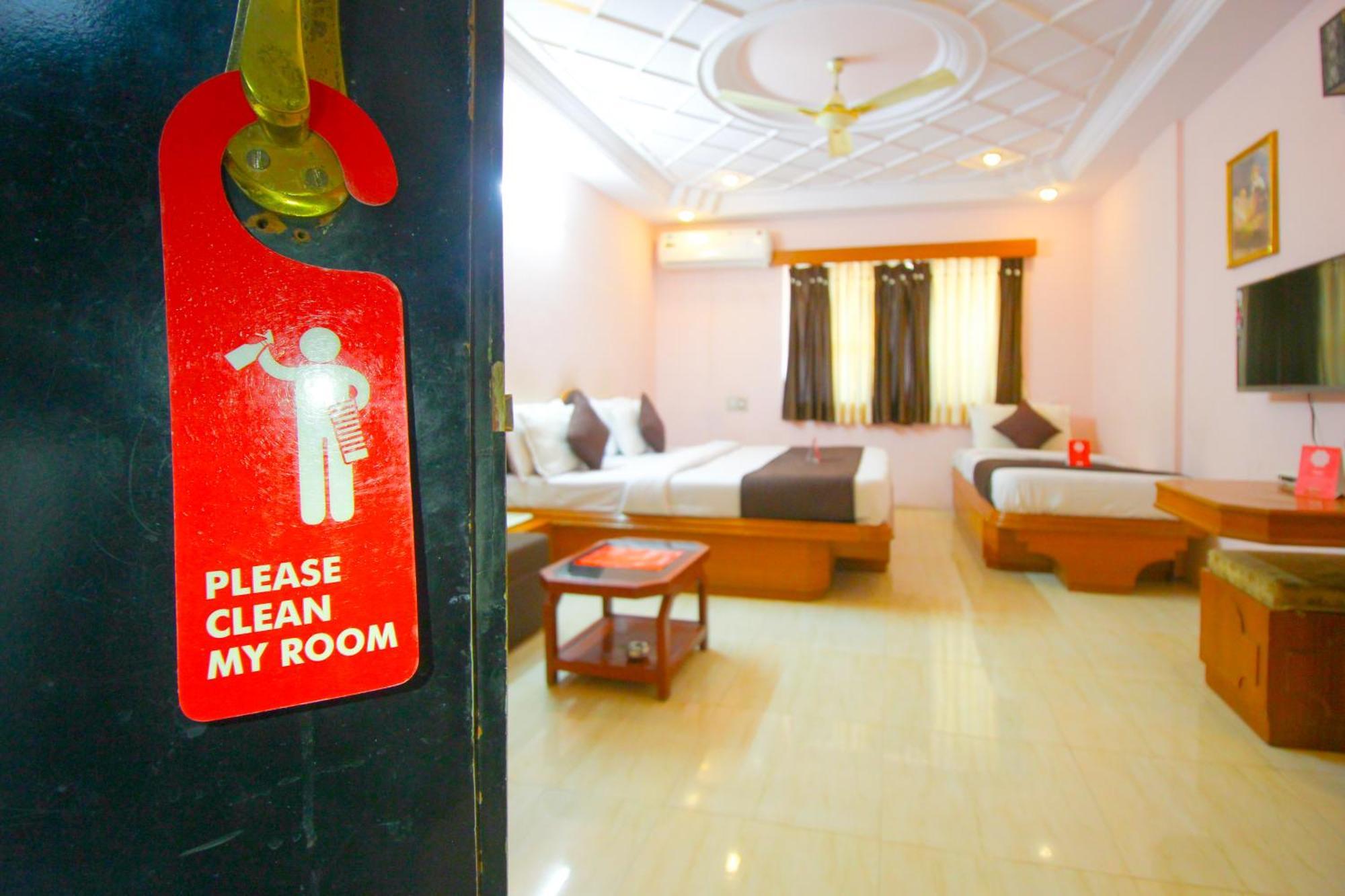 Hotel Upasana Rajkot Bagian luar foto