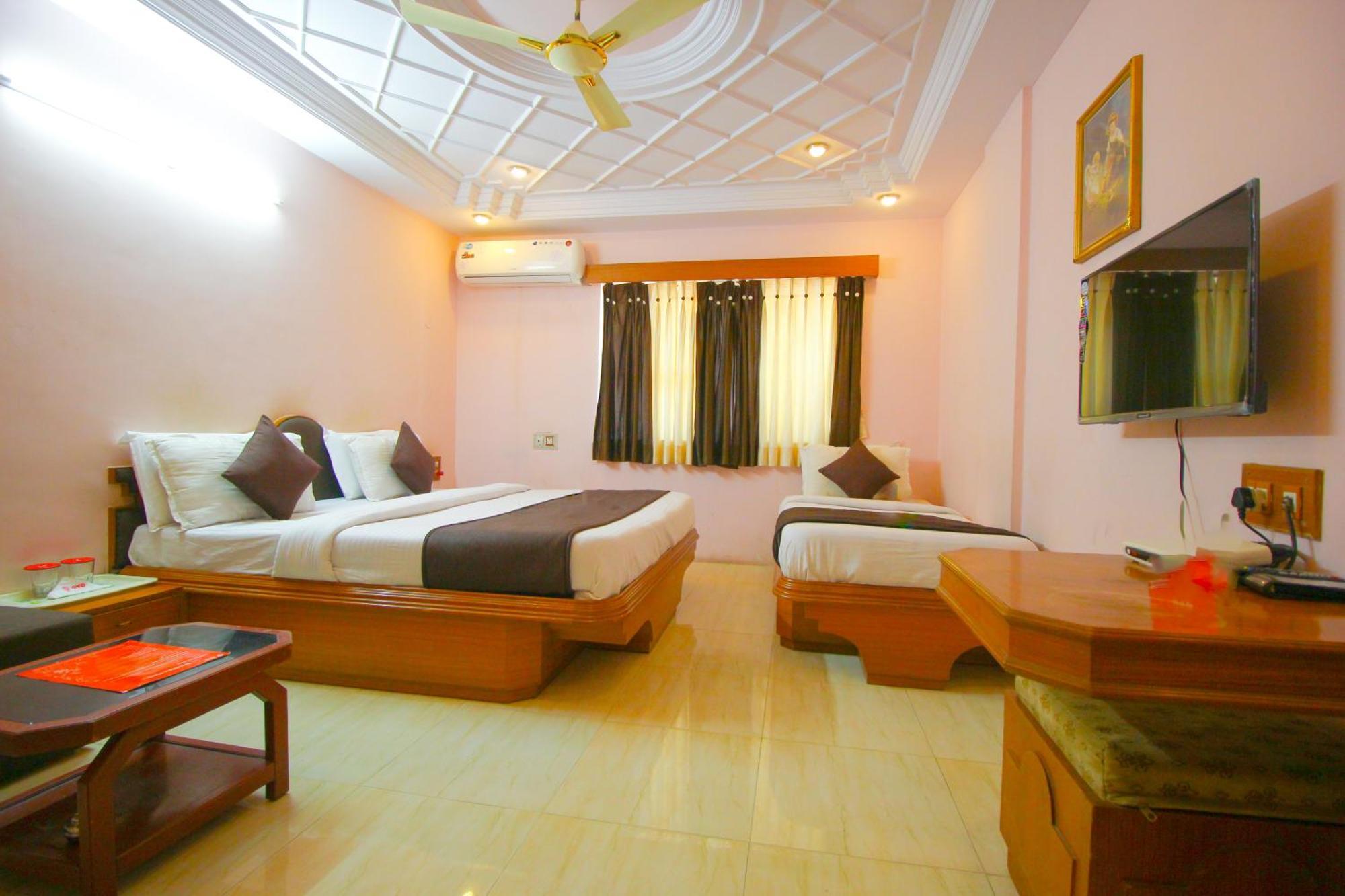 Hotel Upasana Rajkot Bagian luar foto