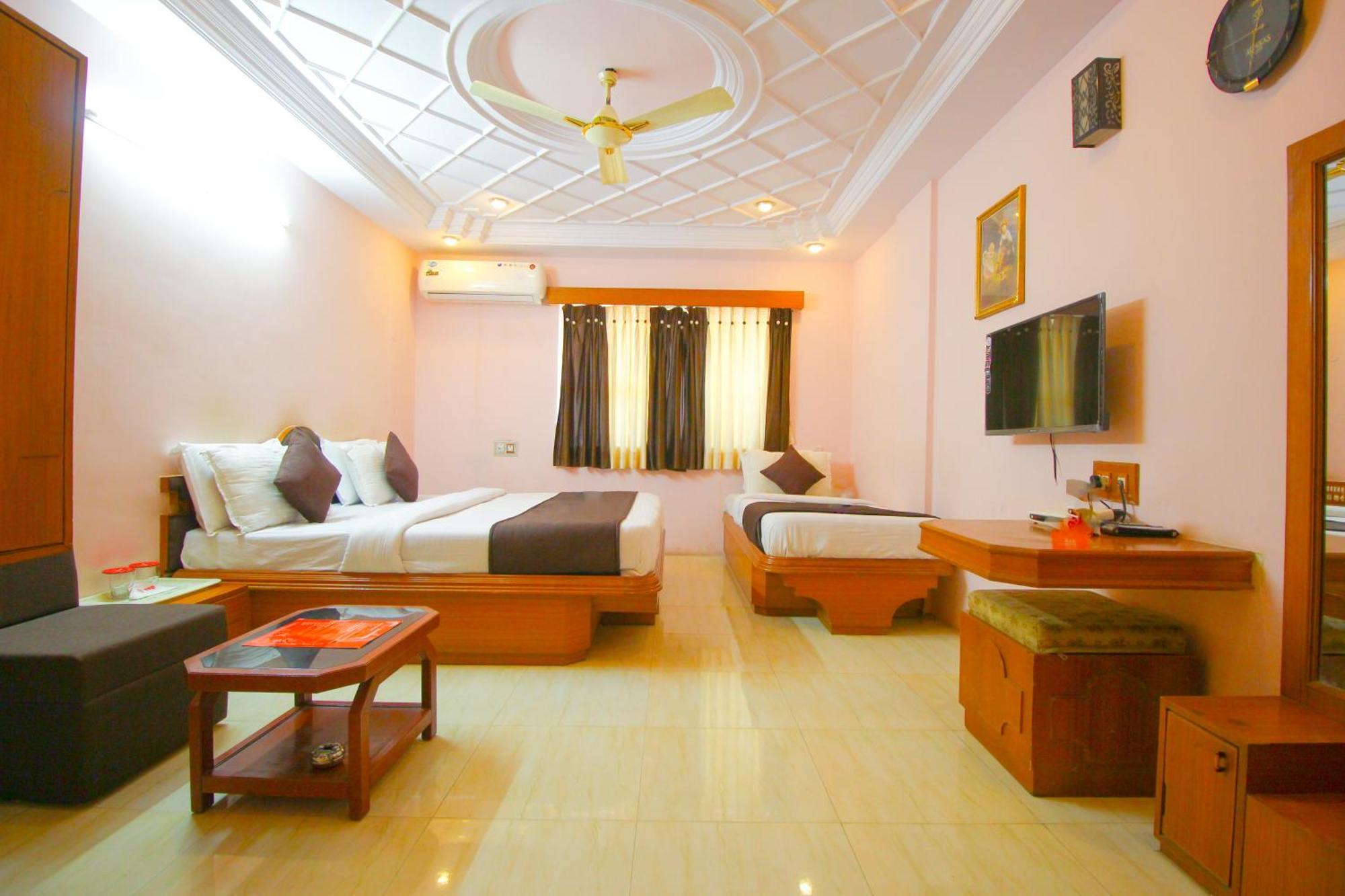 Hotel Upasana Rajkot Bagian luar foto