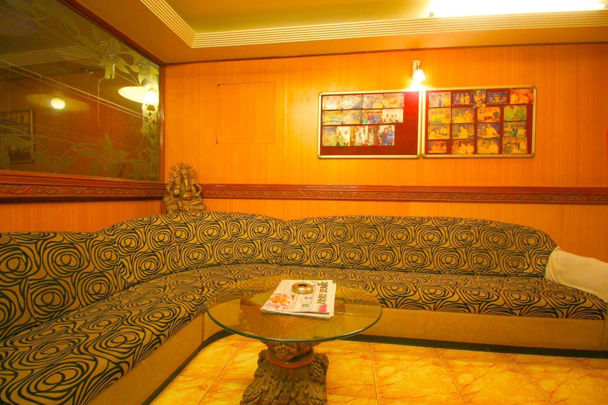 Hotel Upasana Rajkot Bagian luar foto