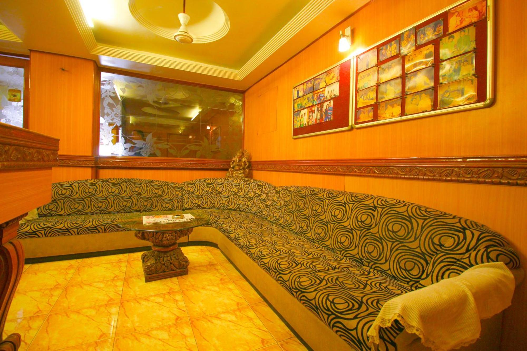 Hotel Upasana Rajkot Bagian luar foto